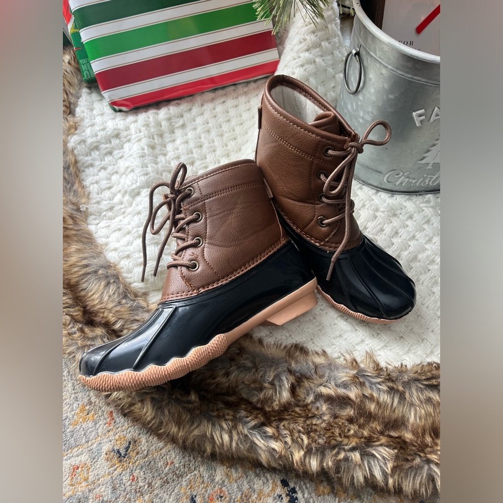 JBU Women's Two-Tone Duck Boots